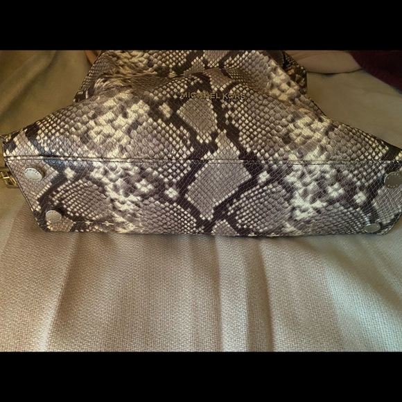 Michael Kors SnakeSkin satchel. - Picture 5 of 6